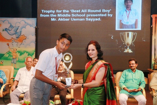 Viraj Sanjay Budhawant Trophy for the ‘Best All Round Boy’ from the Middle School presented by Mr. Akbar Usman Sayyad.